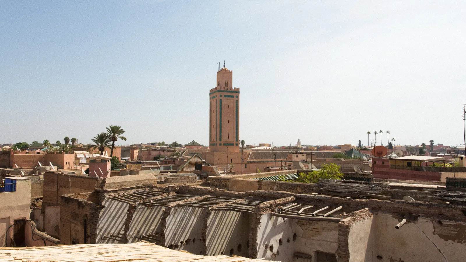 Toits de la médina de Marrakech et minaret à l’horizon : bien choisir son agence de communication à Marrakech