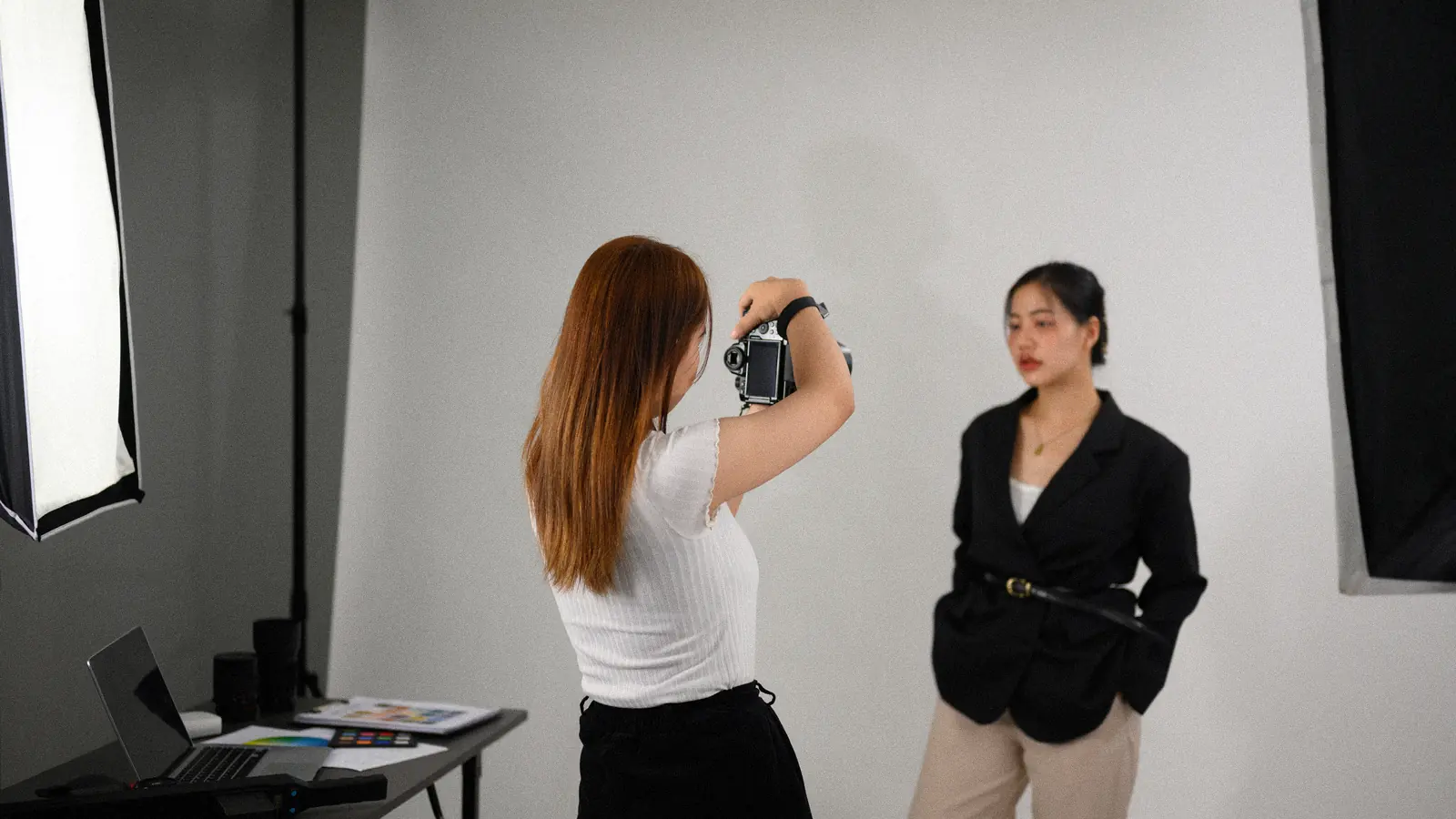 Photographe réalisant le portrait professionnel d’une femme en studio : photo LinkedIn et portrait corporate