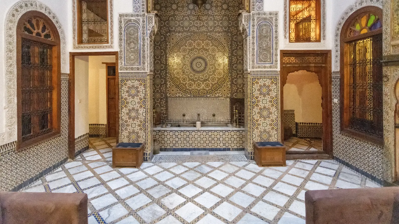 Patio d’un riad marocain, zellige, plâtre sculpté et fontaine murale : photographe de riads, d’entreprises et de locations Airbnb à Marrakech